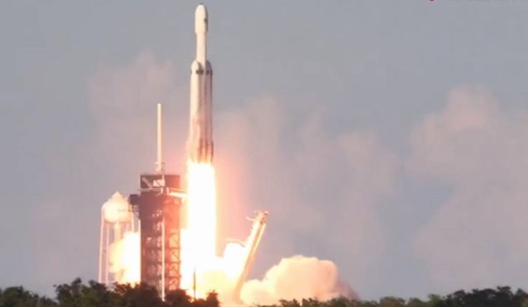 SpaceX uspješno lansirao moćan Falcon Heavy i prizemljio sve tri pogonske rakete